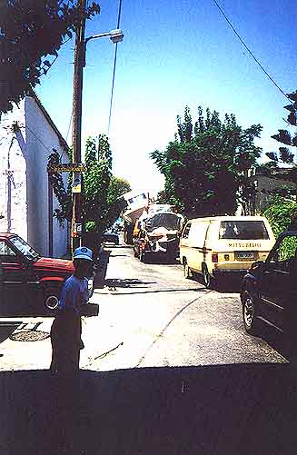 Ca .1999, der bliche Stau in der Seitenstrasse von und nach Kounduras